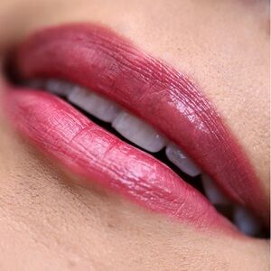 MAC *Bitten Babe*. Versicolour Varnish Cream Lip Stain